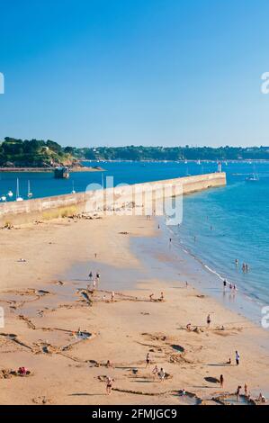 Mole Strand und Leuchtturm im Sommer, Saint-Malo, Ille-et-Vilaine (35), Bretagne, Frankreich Stockfoto