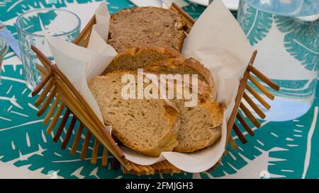 Brotscheiben von oben im Korb Stockfoto