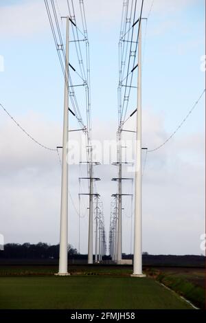 Große hohe Stahlmasten, um Stromleitungen in der zu halten Luft in den Niederlanden Stockfoto