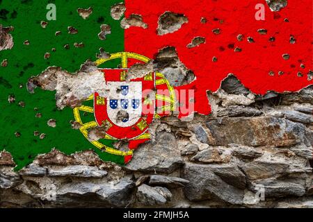 Konzept der politischen Situation in Portugal mit einer beschädigten, bemalten Flagge auf einer rissigen Wand mit Löchern. 3D-Illustration. 3D-Rendering Stockfoto