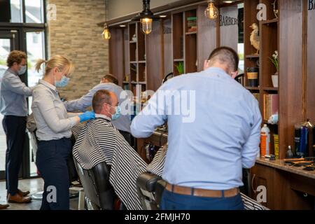 Athlone, Westmeath, Irland, 10. Mai 2021. Barber Bobs, ein lokaler Barber, eröffnet wieder mit Online-Buchungen gemäß den Covid 19-Beschränkungen in Irland. Die Kunden genießen es, einen lang erwarteten Haarschnitt zu bekommen, und die Mitarbeiter sind glücklich, wieder bei der Arbeit zu sein. Quelle: Eoin Healy/Alamy Live News Stockfoto