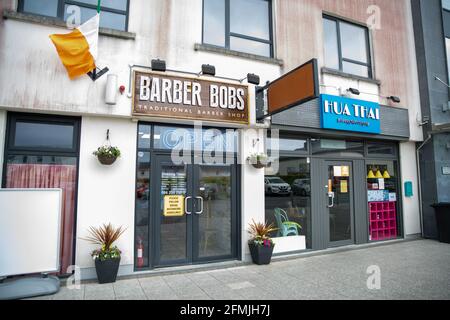 Athlone, Westmeath, Irland, 10. Mai 2021. Barber Bobs, ein lokaler Barber, eröffnet wieder mit Online-Buchungen gemäß den Covid 19-Beschränkungen in Irland. Die Kunden genießen es, einen lang erwarteten Haarschnitt zu bekommen, und die Mitarbeiter sind glücklich, wieder bei der Arbeit zu sein. Quelle: Eoin Healy/Alamy Live News Stockfoto