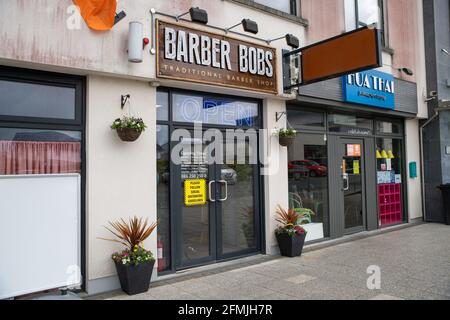 Athlone, Westmeath, Irland, 10. Mai 2021. Barber Bobs, ein lokaler Barber, eröffnet wieder mit Online-Buchungen gemäß den Covid 19-Beschränkungen in Irland. Die Kunden genießen es, einen lang erwarteten Haarschnitt zu bekommen, und die Mitarbeiter sind glücklich, wieder bei der Arbeit zu sein. Quelle: Eoin Healy/Alamy Live News Stockfoto