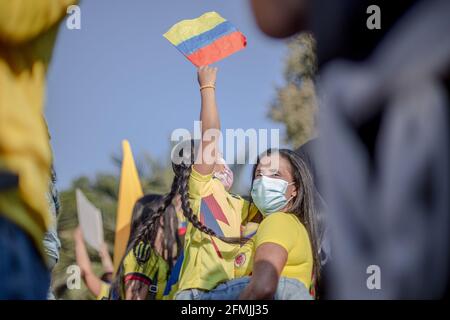 Santiago De Chile, Chile. Mai 2021. Während der Demonstration winkt ein Protestler mit einer Flagge. Kolumbianische Bewohner in chile protestieren aus Solidarität mit ihrem Land und gegen die Regierung von Ivan Duque, politischen Missbrauch und Repression.seit dem 28. April wurde eine Steuerreform angekündigt, um die Wirtschaftskrise des Landes zu mildern. Die Proteste in Kolumbien haben mindestens 47 Tote und mehr als 900 Verletzte gefordert. (Foto von Vanessa Rubilar/SOPA Images/Sipa USA) Quelle: SIPA USA/Alamy Live News Stockfoto