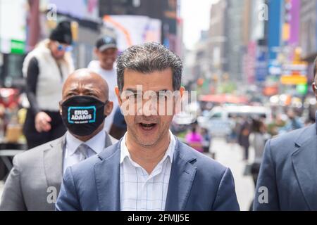 New York, Usa. Mai 2021. Ydanis Rodriguez, Mitglied des stadtrats von New York, spricht auf einer Pressekonferenz zum Thema Waffengewalt am Times Square in New York City.Eric Adams fordert die Stadt und andere Kandidaten auf, die Vorschläge zur Verbrechensbekämpfung anzunehmen. Er kehrte an den gleichen Ort zurück, als er in der Nacht nach dem Schießen auf dem Times Square Bemerkungen machte, die drei unschuldige Zuschauer, darunter ein vierjähriges Mädchen, verwundet ließen. Laut NYPD wurde der Schütze zwar identifiziert, aber immer noch auf breiter Basis. (Foto von Ron Adar/SOPA Images/Sipa USA) Quelle: SIPA USA/Alamy Live News Stockfoto