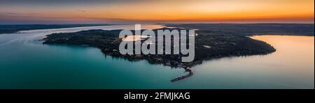 Tihany, Ungarn - Luftpanorama der Halbinsel Tihany mit Benediktinerkloster Tihany (Tihanyi Apatsag), Tihany Hafen, Inner Lake und schöner Stockfoto