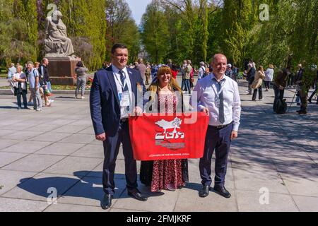 9. Mai 2021, Berlin, am sowjetischen Kriegsdenkmal im Treptower Park (Treptower Ehrenmal), einem Denkmal und gleichzeitig einem Militärfriedhof, gedenken zahlreiche Russen und Deutsch-Russen mit vielen bunten Fahnen des 76. Siegestages am Ende des Zweiten Weltkriegs. Das Denkmal wurde 1949 auf Anweisung der sowjetischen Militärverwaltung in Deutschland errichtet, um die im Zweiten Weltkrieg verstorbenen Soldaten der Roten Armee zu ehren Über 7000 der in den Schlacht um Berlin verstorbenen Soldaten sind hier begraben. Im Bild: Besucher mit einer Flagge der jüdischen Gemeinde, Mitte gegen Antisewi Stockfoto