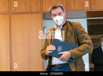 München, Deutschland. Mai 2021. Der bayerische Ministerpräsident Markus Söder (CSU) hält auf dem Weg zur Kabinettssitzung eine blaue Mappe mit dem Staatswappen in der Hand. Die Besprechung wird als Videokonferenz durchgeführt. Kredit: Peter Kneffel/dpa/Alamy Live Nachrichten Stockfoto