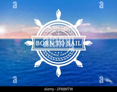 Vektor-Emblem mit Lenkrad und inspirierendes Zitat geboren zu segeln. Nautisches Banner mit verschwommenem Meereshintergrund. Stock Vektor