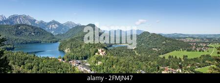 Luftpanorama von Hohenschwangau und Alpsee, Bayern, Deutschland Stockfoto