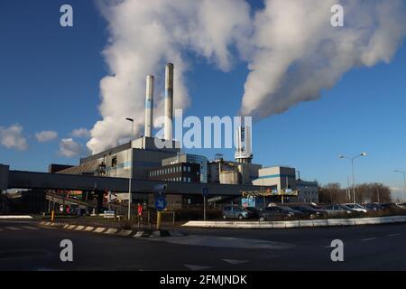 Dampf aus den Schornsteinen der Abfallverbrennungsanlage AVR im Botlek Hafen im Hafen von Rotterdam Stockfoto
