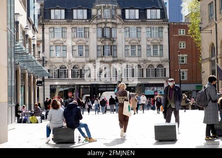 Menschen Einkäufer in kovidierten Gesichtsmasken in einer Fußgängerzone und in der Hayes Cardiff City Centre Wales Großbritannien Mai 2021 KATHY DEWITT Stockfoto