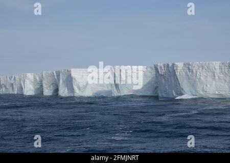 Antarktis, Südsee. Durchsichtige Eiswand des Tabular Iceberg, C28B (Position 60 51' 03' S 51' 33' 00' W) Stockfoto