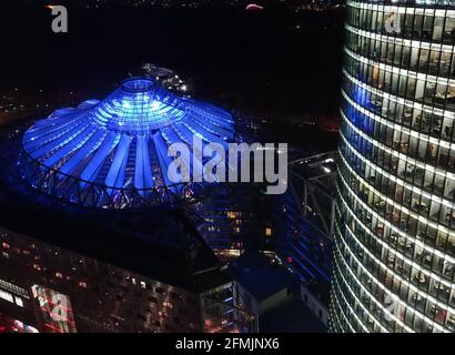 Berlin, Deutschland. November 2014. Die Kuppel des Sony Centers am Potsdamer Platz leuchtet am Abend blau neben dem Bahnturm, dem Büroturm der Deutschen Bahn. Architekt Helmut Jahn ist tot. Der Designer zahlreicher bekannter Gebäude, darunter das Sony Center, starb am Samstag (08.05.2021) bei einem Fahrradunfall in Campton Hills (USA), einem Vorort von Chicago, der etwa 50 Kilometer westlich des Stadtzentrums im US-Bundesstaat Illinois liegt. Quelle: Picture Alliance/dpa/Alamy Live News Stockfoto