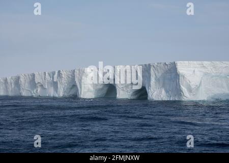 Antarktis, Südsee. Durchsichtige Eiswand des Tabular Iceberg, C28B (Position 60 51' 03' S 51' 33' 00' W) Stockfoto