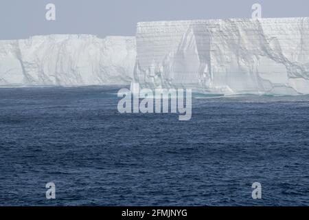 Antarktis, Südsee. Durchsichtige Eiswand des Tabular Iceberg, C28B (Position 60 51' 03' S 51' 33' 00' W) Stockfoto