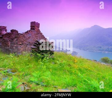 Großbritannien, Wales, Snowdonia, verfallengedeckte Bergarbeiterhütten in der Nähe von Llanberis, mit Llyn Peris, Stockfoto