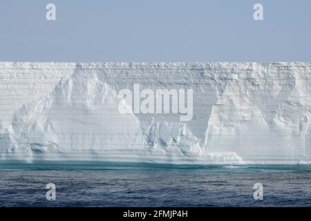 Antarktis, Südsee. Durchsichtige Eiswand des Tabular Iceberg, C28B (Position 60 51' 03' S 51' 33' 00' W) Stockfoto