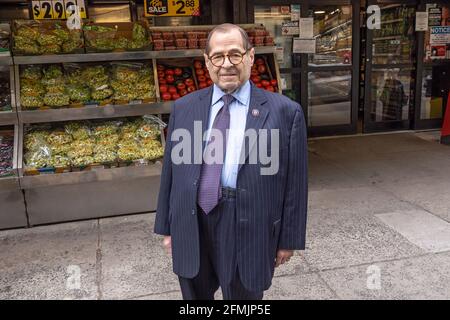 New York, Usa. Mai 2021. Der Kongressabgeordnete Jerry Nadler nimmt an Scott Stringers Wahlkampfstopp auf der Upper West Side vor dem Fairway Market am 74 und dem Broadway in New York City Teil. Die Wähler werden am 22. Juni zur Wahl der Primary gehen. Kredit: SOPA Images Limited/Alamy Live Nachrichten Stockfoto