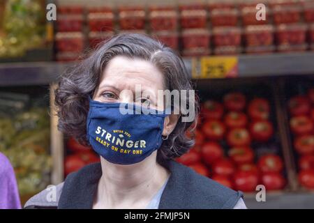 New York, Usa. Mai 2021. Elyse Buxbaum nimmt an Scott Stringers Wahlkampfstopp auf der Upper West Side vor dem Fairway Market am 74 und dem Broadway in New York City Teil. Die Wähler werden am 22. Juni zur Wahl der Primary gehen. Kredit: SOPA Images Limited/Alamy Live Nachrichten Stockfoto
