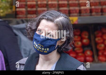 New York, Usa. Mai 2021. Elyse Buxbaum nimmt an Scott Stringers Wahlkampfstopp auf der Upper West Side vor dem Fairway Market am 74 und dem Broadway in New York City Teil. Die Wähler werden am 22. Juni zur Wahl der Primary gehen. Kredit: SOPA Images Limited/Alamy Live Nachrichten Stockfoto