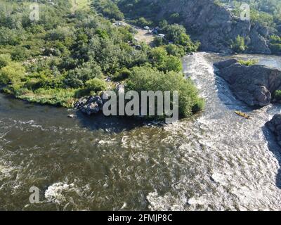 Eine Biegung des Southern Bug River namens Integral aus der Vogelperspektive. Ein malerischer Fluss inmitten des felsigen Geländes. Stockfoto