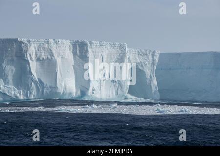 Antarktis, Südsee. Durchsichtige Eiswand des Tabular Iceberg, C28B (Position 60 51' 03' S 51' 33' 00' W) Stockfoto