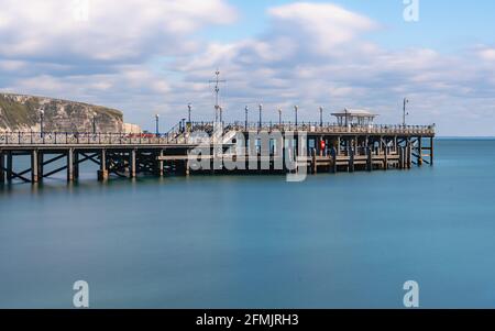 Ein schöner sonniger Tag auf dem viktorianischen Pier in Swanage Stockfoto