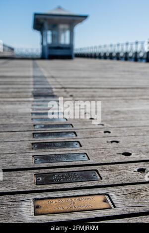 Ein schöner sonniger Tag auf dem viktorianischen Pier in Swanage Stockfoto