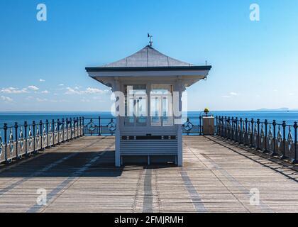 Ein schöner sonniger Tag auf dem viktorianischen Pier in Swanage Stockfoto