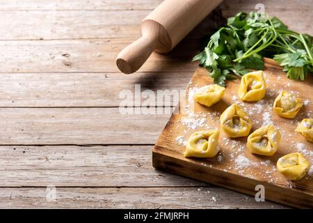 Ungekochte Pelmeni-Knödel auf Holztisch Stockfoto