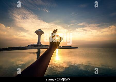 Dramatische Sonnenaufgangwolken im Alkobar Meer, Saudi Arabien. Stockfoto