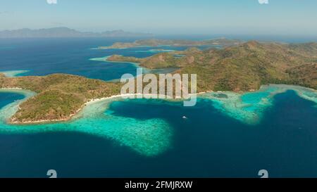 Antenne seascape tropischen Strand mit weißem Sand und dem klaren, blauen Meer. tropische Landschaft mit Inseln und Strände. Philippinen, Palawan. Stockfoto
