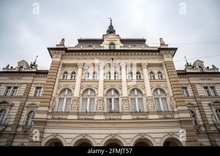 Bild des zentralen Platzes von novi Sad, Serbien, genannt Trg Slobode, mit dem Rathaus im Hintergrund und Passanten. Novi Sad ist die se Stockfoto