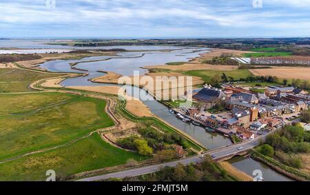 Eine Luftaufnahme des Flusses Alde bei Snape Maltings in Suffolk, Großbritannien Stockfoto