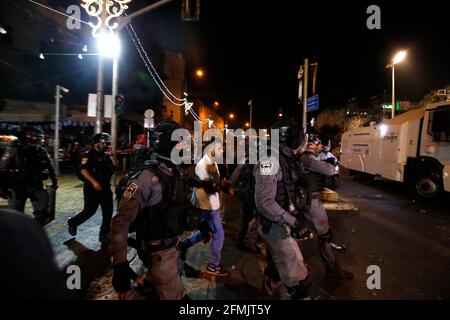 (210510) -- JERUSALEM, 10. Mai 2021 (Xinhua) -- die israelische Polizei verhaftete am 9. Mai 2021 einen Palästinenser vor dem Damaskus-Tor der Jerusalemer Altstadt. Die Spannungen zwischen israelischen Sicherheitskräften und palästinensischen Demonstranten in Ostjerusalem dauerten bis in die Sonntagabend und Montagmorgen an, wobei insgesamt über 300 Palästinenser bei gewalttätigen Zusammenstößen am Wochenende verletzt wurden. (Foto von Muammar Awad/Xinhua) Stockfoto