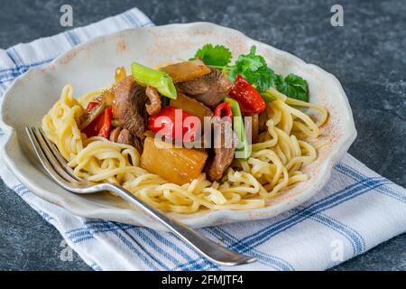 Ente unter Rühren mit Ananas und Eiernudeln braten Stockfoto