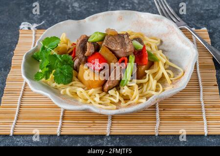 Ente unter Rühren mit Ananas und Eiernudeln braten Stockfoto