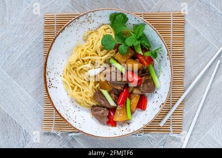 Entenrührbraten mit Ananas und Eiernudeln - obenliegend Anzeigen Stockfoto