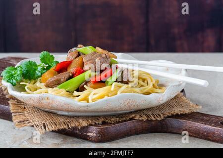 Ente unter Rühren mit Ananas und Eiernudeln braten Stockfoto