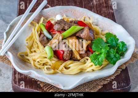 Ente unter Rühren mit Ananas und Eiernudeln braten Stockfoto