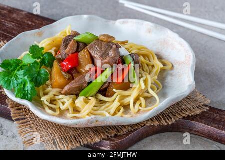 Ente unter Rühren mit Ananas und Eiernudeln braten Stockfoto