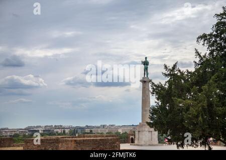 Bild der ikonischen Siegesstatue auf der Belgrader Festung Kalemegdan. Auch bekannt als Pobednik, oder Viktor, Diese Statue ist eines der Symbole von Stockfoto