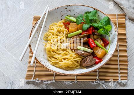 Ente unter Rühren mit Ananas und Eiernudeln braten Stockfoto