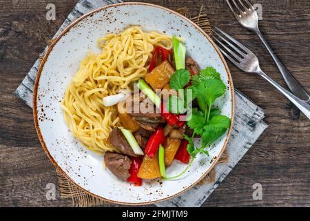 Entenrührbraten mit Ananas und Eiernudeln - obenliegend Anzeigen Stockfoto