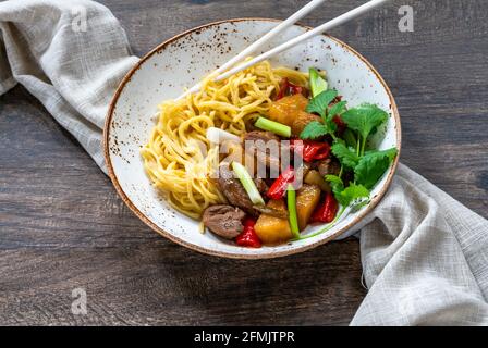 Ente unter Rühren mit Ananas und Eiernudeln braten Stockfoto