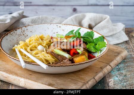 Ente unter Rühren mit Ananas und Eiernudeln braten Stockfoto