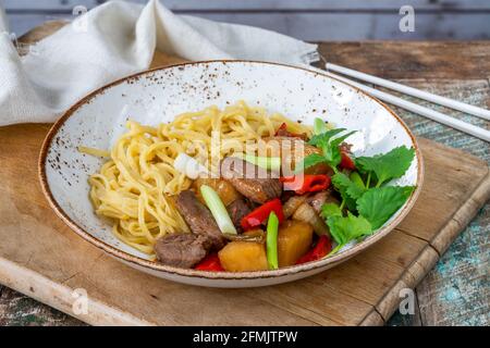 Ente unter Rühren mit Ananas und Eiernudeln braten Stockfoto