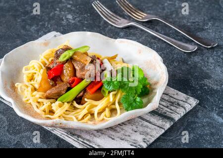 Ente unter Rühren mit Ananas und Eiernudeln braten Stockfoto