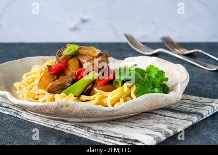 Ente unter Rühren mit Ananas und Eiernudeln braten Stockfoto